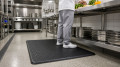 tapete-antifadiga-para-cozinha-industrial-o-que-diz-a-anvisa-e-a-nr-24